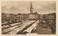 1552 Middelburg. Markt met Lange Jan . Gezicht op de weekmarkt op de Grote Markt te Middelburg en de Abdij en Lange Jan