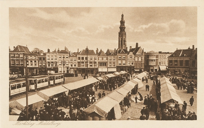 1554 Marktdag Middelburg. De weekmarkt op de Grote Markt te Middelburg met de tram
