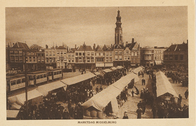 1556 Marktdag Middelburg. De weekmarkt op de Grote Markt te Middelburg met de tram