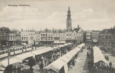 1559 Marktdag, Middelburg. De weekmarkt en de tram op de Grote Markt te Middelburg