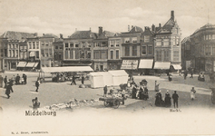 1561 Middelburg Markt. De weekmarkt op de Grote Markt te Middelburg gezien in de richting van de Lange Burg