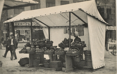 1573 Fruittent. Middelburg. Een fruitkraam op de Grote Markt te Middelburg