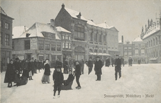 1574 Sneeuwgezicht, Middelburg - Markt. Een aantal poserende mensen in de sneeuw op de Markt te Middelburg in de ...