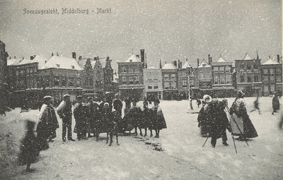 1576 Sneeuwgezicht, Middelburg - Markt. Opstelling voor een groepsfoto in de sneeuw op de Grote Markt te Middelburg ...