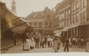 1580 Kramen op de Grote Markt te Middelburg op de hoek van de Lange Delft en Lange Burg