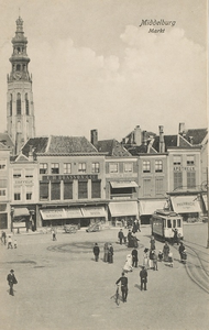 1586 Middelburg Markt. Gezicht op de Grote Markt van Middelburg, het eindpunt van de tram; links de Abdijtoren