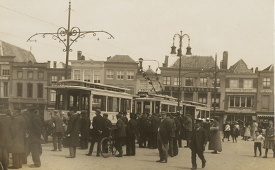 1591 Wachtende mensen bij de tram op de Grote Markt te Middelburg