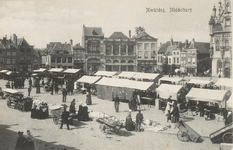 1600 Marktdag, Middelburg. De weekmarkt op de Grote Markt te Middelburg, gezien in de richting van de Langeviele en de ...