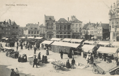 1601 Marktdag, Middelburg. Gezicht op de Markt te Middelburg met de weekmarkt, in de richting van Langeviele en de Vlasmarkt