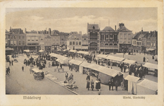 1603 Middelburg Markt, Marktdag. Gezicht op de weekmarkt op de Markt te Middelburg, in de richting van de Langeviele en ...