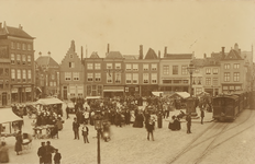 1605 Gezicht op de Markt te Middelburg, met de tram, in de richting van de Langeviele en de Korte Gortstraat