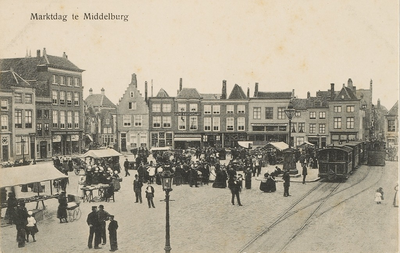 1606 Marktdag te Middelburg. Gezicht op de Markt te Middelburg, met de tram, in de richting van de Langeviele en de ...