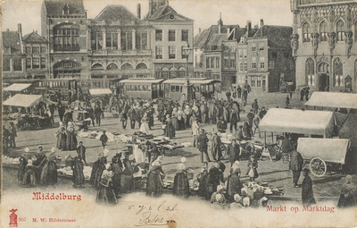 1607 Middelburg Markt op Marktdag. De weekmarkt en de tram op de Grote Markt te Middelburg gezien in de richting van de ...