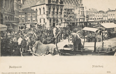 1610 Marktgezicht Middelburg. De weekmarkt en de tram op de Grote Markt te Middelburg, gezien in de richting van de ...