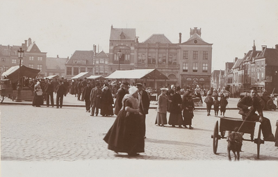 1615 Gezicht op de Grote Markt te Middelburg in de richting van de Vlasmarkt en de Langeviele