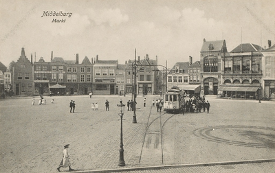 1621 Middelburg Markt. Gezicht op de Grote Markt met de tram te Middelburg, in de richting van de Langeviele en de ...