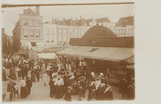 1625 Markt tussen Gravenstraat en Gortstraat. De weekmarkt en kermis op de Grote Markt te Middelburg, gezien in de ...