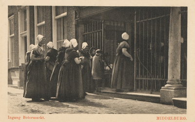 1634 Ingang Botermarkt. Middelburg. Een aantal vrouwen in dracht bij het hek van de Botermarkt te Middelburg