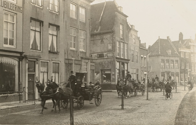 1680 Dam - ingang Schuitvlotstraat. Rouwstoet bij de begrafenis van P.L. Tak (1848-1907) rijdt op de Dam Noordzijde te ...