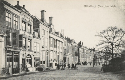 1695 Middelburg, Dam Noordzijde. Gezicht op de Dam Noordzijde te Middelburg, met poserende personen
