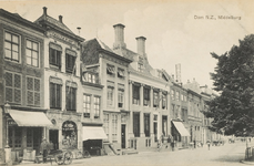 1697 Dam N.Z., Middelburg. Gezicht op de Dam Noordzijde te Middelburg, met voor de winkel J. Heuker, bierhuishouder en ...