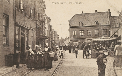 1747 Middelburg. Pottenmarkt. Gezicht op de Pottenmarkt te Middelburg met wafelkraam, op de achtergrond de Langeviele