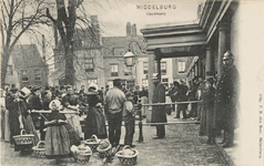 1750 Middelburg Vischmarkt. De verkoop van vis op de Vismarkt te Middelburg