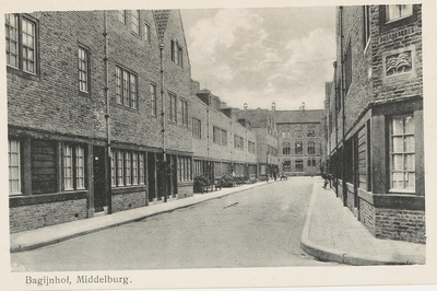 1768 Bagijnhof, Middelburg. Gezicht op de Bagijnhofstraat te Middelburg met rechtsvoor een gevelsteen, met op de ...