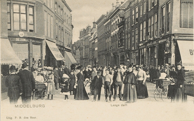 1841 Middelburg Lange delft. Poserende mensen op de hoek van Lange Delft en de Grote Markt te Middelburg