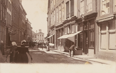1843 Gezicht in de Lange Delft te Middelburg in de richting van de Markt, linksvoor een paar vrouwen met juk