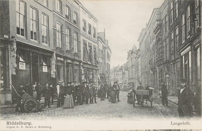 1853 Middelburg. Langedelft. Poserende mensen in de Lange Delft te Middelburg met links het hoekpand met de Lange Burg