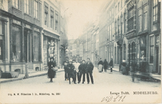 1854 Lange Delft. Middelburg. Poserende jeugd aan het begin van de Lange Delft te Middelburg vanaf de Grote Markt gezien