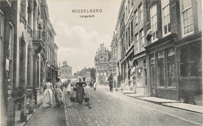 1859 Middelburg Langedelft. Gezicht op het begin van de Lange Delft en de Grote Markt te Middelburg met links een vrouw ...