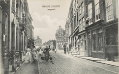 1859 Middelburg Langedelft. Gezicht op het begin van de Lange Delft en de Grote Markt te Middelburg met links een vrouw ...