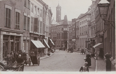 1865 Gezicht op de Lange Delft te Middelburg, met links de winkels voor de hoek van de Oude Kerkstraat en op de ...
