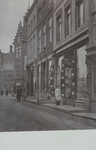 1882 Gezicht op de Lange Delft te Middelburg met rechts de winkel van Vroom & Dreesmann. Op de achtergrond het in de ...