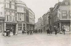 1884 Gezicht op de Lange Delft te Middelburg vanaf de Grote Markt, links de hoek met de Lange Burg