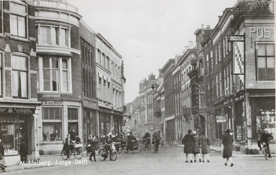 1888 Middelburg, Lange Delft. Gezicht op de Lange Delft te Middelburg vanaf de Markt. Links de hoek met de Lange Burg