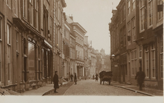 1903 Lange Giststraat. Gezicht in de Lange Giststraat te Middelburg in de richting van de Dam Noordzijde