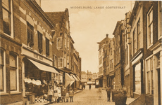 1905 Middelburg, Lange Gortstraat. Gezicht in de Korte Gortstraat te Middelburg met links de Kleine Bazar