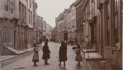 1906 Lange Gortstraat. Gezicht op de Lange Gortstraat te Middelburg met spelende meisjes