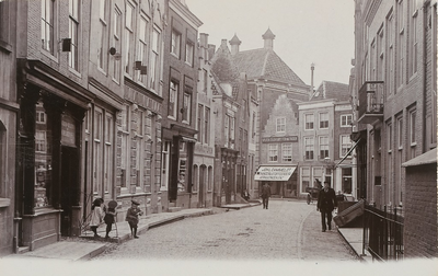 1911 Gezicht op de Korte Gortstraat te Middelburg, vanaf de Grote Markt in de richting van de Lange Gortstraat