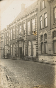 1913 Gezicht op enkele panden in de Lange Gortstraat te Middelburg