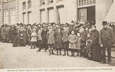 1914 Hoe het er iederen dag bij de Nederl. Bank uitziet, tijdens het verblijf der Belgische vluchtelingen in ...