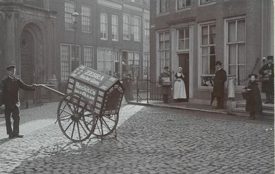1919 Gezicht op de Groenmarkt te Middelburg tijdens een reclameactie voor Reckitt's blauw en Zebra kachelglans, links ...