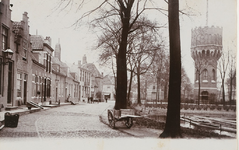 1927 Gezicht op de Herengracht te Middelburg met rechts de watertoren