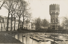1928 Heerengracht. Gezicht op de Herengracht te Middelburg met rechtsvoor de watertoren aan het Molenwater, in het ...