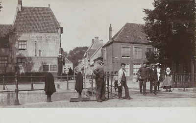 1930 Gezicht op de Sint Jorisbrug met poserende personen aan de Herengracht te Middelburg
