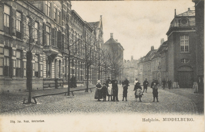1940 Hofplein. Middelburg. Gezicht op het Hofplein te Middelburg met rechts het gerechtsgebouw en links de Hofpleinkerk