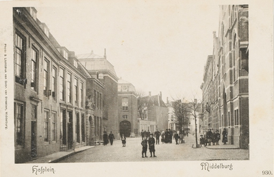 1942 Hofplein. Middelburg. Gezicht op het Hofplein te Middelburg met poserende jeugd, links het gerechtsgebouw en het ...